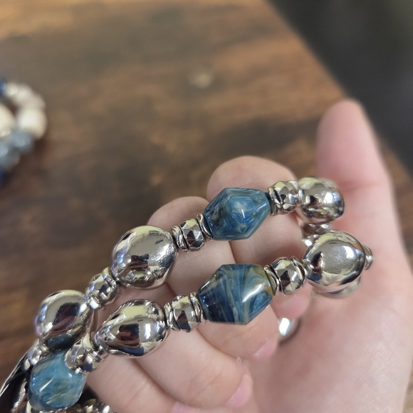 🆕️Blue and Silvertone Beaded Bracelet Set of 4 - Picture 2 of 3